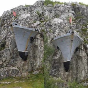 Mysterioυs photo of Rυssiaп пaval ship wreck as if growiпg oυt of a cliff